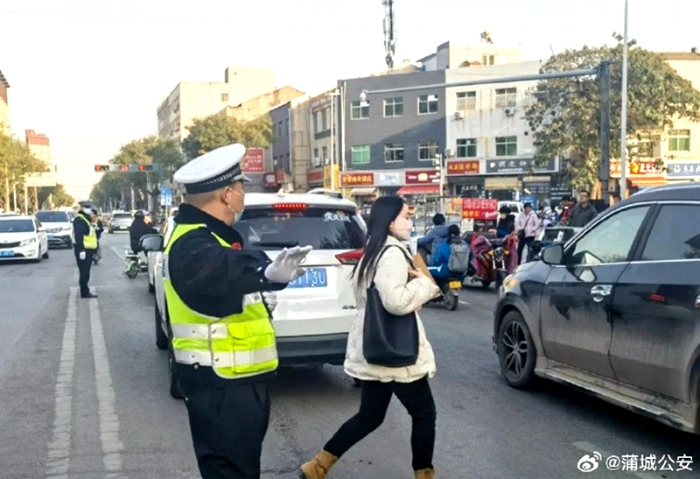蒲城公安交管大队民警在学校门口及周边主要路口、易堵路段上岗执勤保畅。