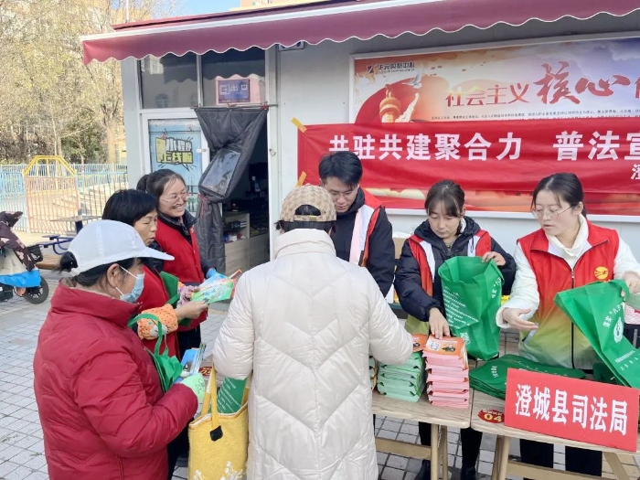 澄城县司法局前往共驻共建包联小区开展普法宣传活动。