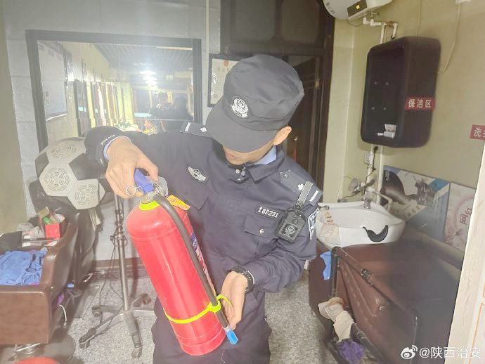 韩城芝阳派出所组织民警在辖区开展消防安全检查.
