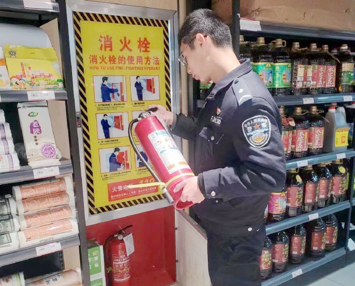 富平留古派出所组织民警对辖区开展消防安全大检查。