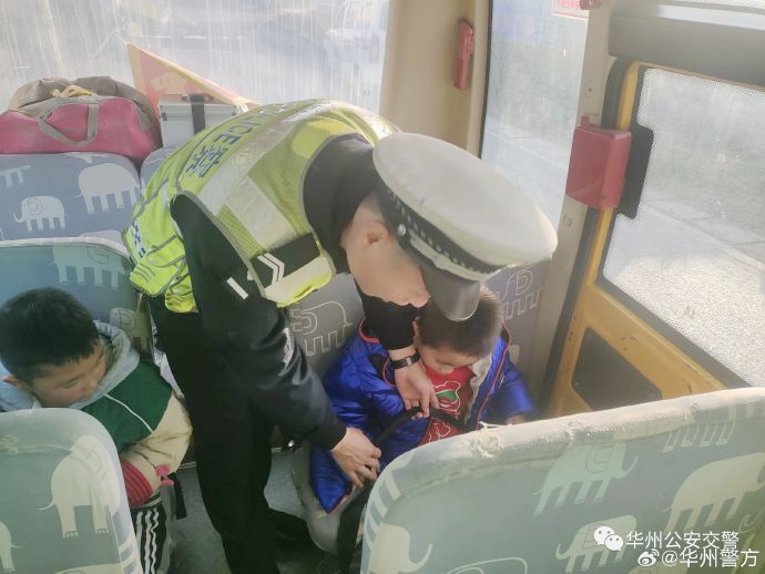 华州公安交管大队组织民警对辖区校车进行安全隐患大排查。