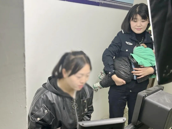 大荔户籍民警变身“临时妈妈”暖心哄娃.