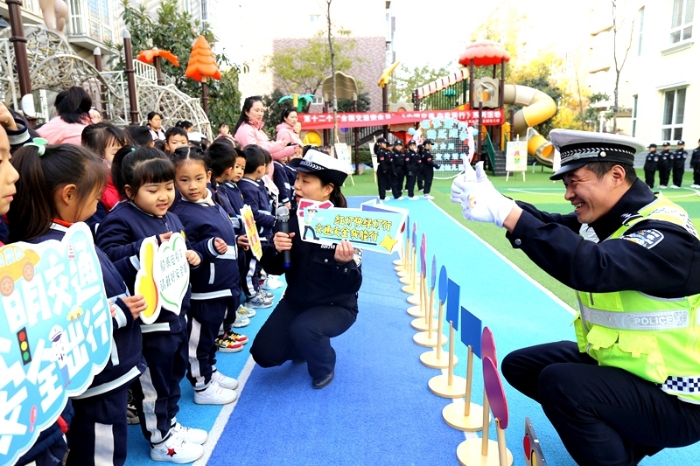 大荔公安交警走进大荔县蓓蕾北城幼儿园开展“122全国交通安全日”主题宣传活动。