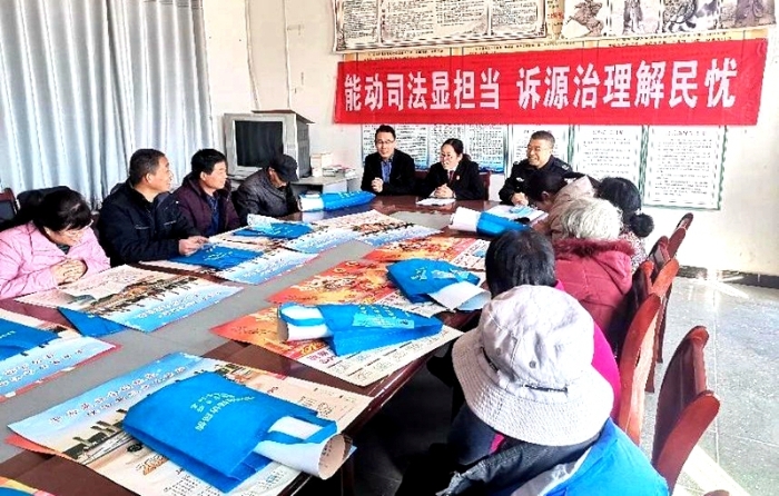 合阳法院坊镇法庭诉源治理法治宣传进社区活动。