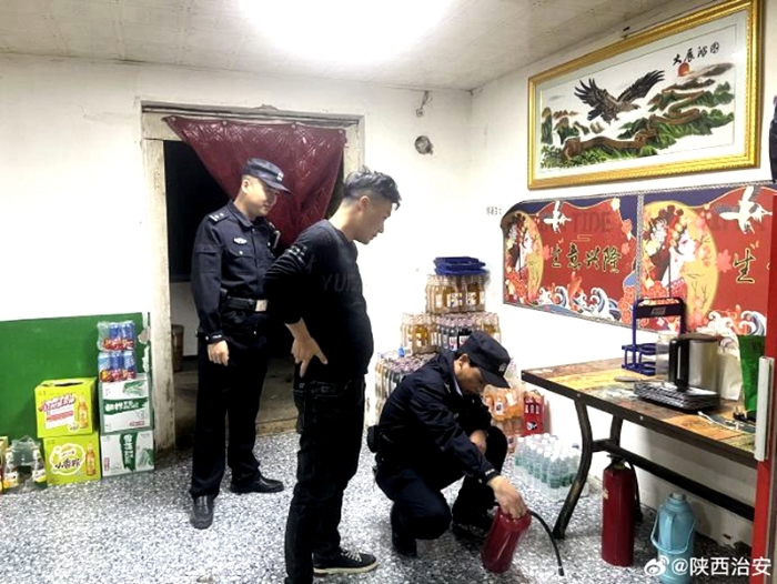 富平公安组织民警开展消防安全检查。
