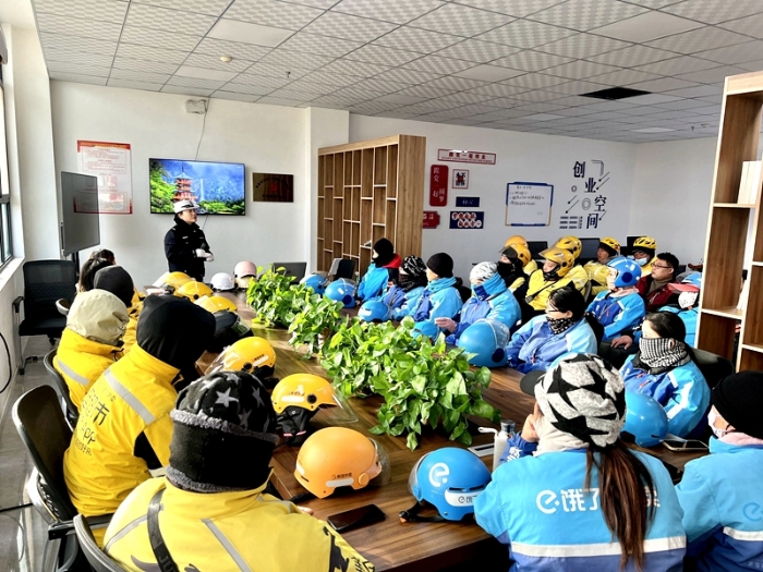 蒲城公安交警为外卖骑手送上“安全餐”。
