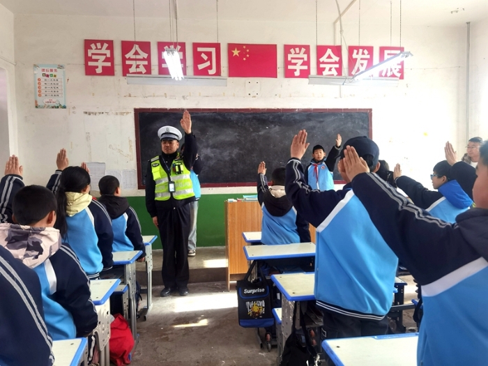 白水县公安局交通管理大队直属中队民警走进尧禾镇满义实验小学开展交通安全宣传活动。