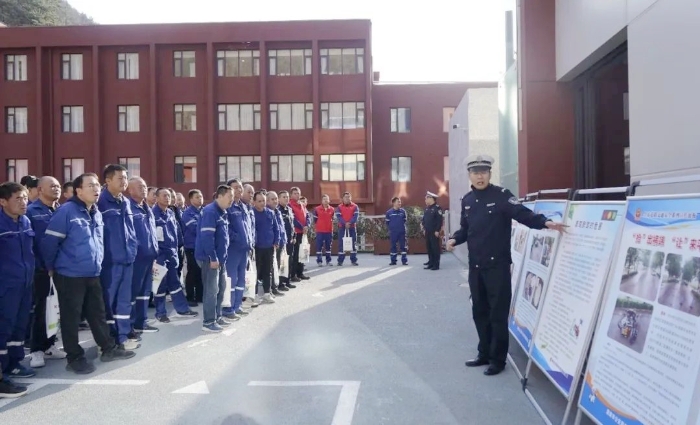 华州交警在金堆城钼业股份有限公司矿山分公司开展交通安全宣传活动。