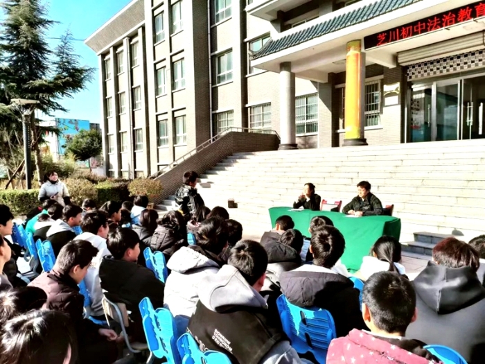 韩城法院芝川法庭法官助理郭江艳走进芝川中学开展法治教育报告大会。
