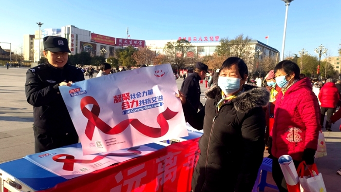 蒲城公安重泉路派出所联合县疾控中心开展禁毒防艾宣传活动。