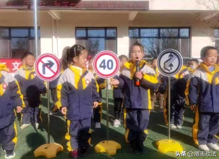 富平交警进幼儿园开展交通安全宣传活动。