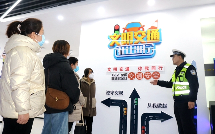 高新交警大队组织准驾驶人到交通安全教育基地开展交通安全宣传教育活动。