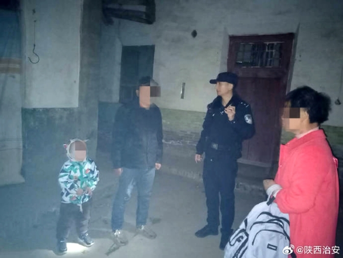 夫妻吵架女子离家出走，韩城民警暖心来调解。