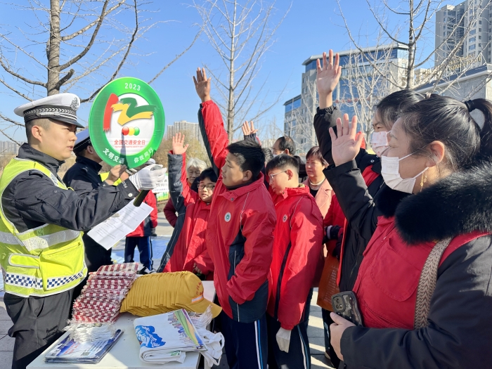 韩城市公安局交警大队举行第十二个122“全国交通安全日”主题活动启动仪式.