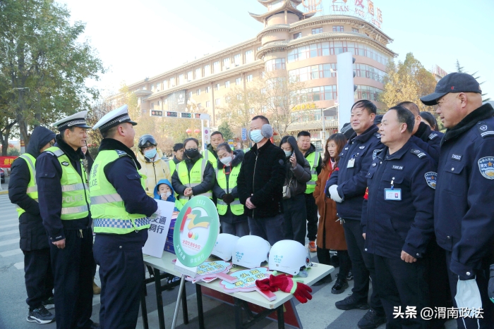 潼关交警开展“文明交通 你我同行”122交通安全日宣传活动.