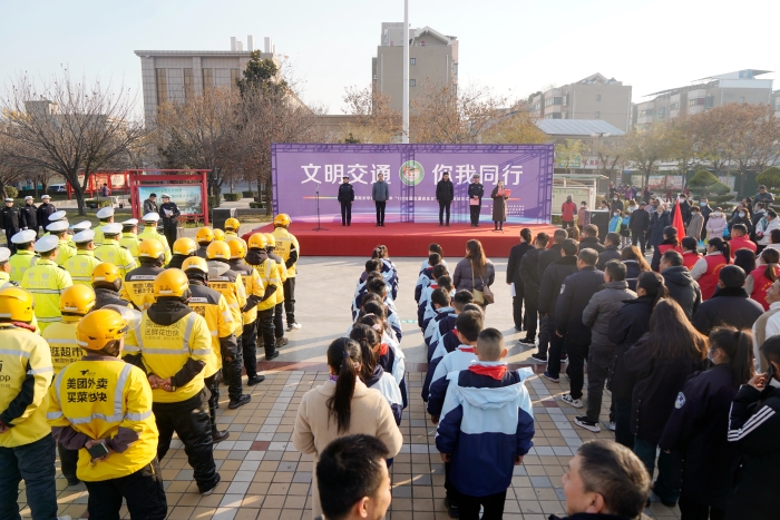 华州公安交警举办122“全国交通安全日”宣传月启动仪式。