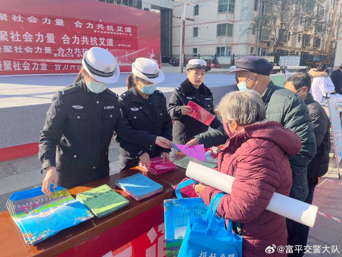 富平县公安局交警大队组织开展“文明交通，你我同行”为题系列主题宣传活动。
