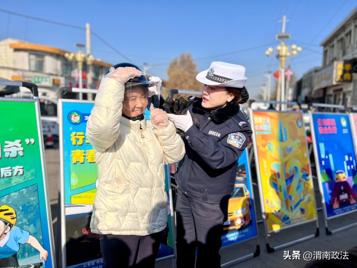 蒲城交警开展“美丽乡村行”交通安全巡回宣讲活动。