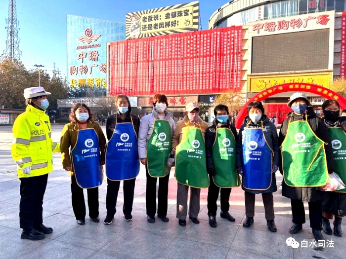 白水公安交警积极开展“12.4”国家宪法日宣传活动。