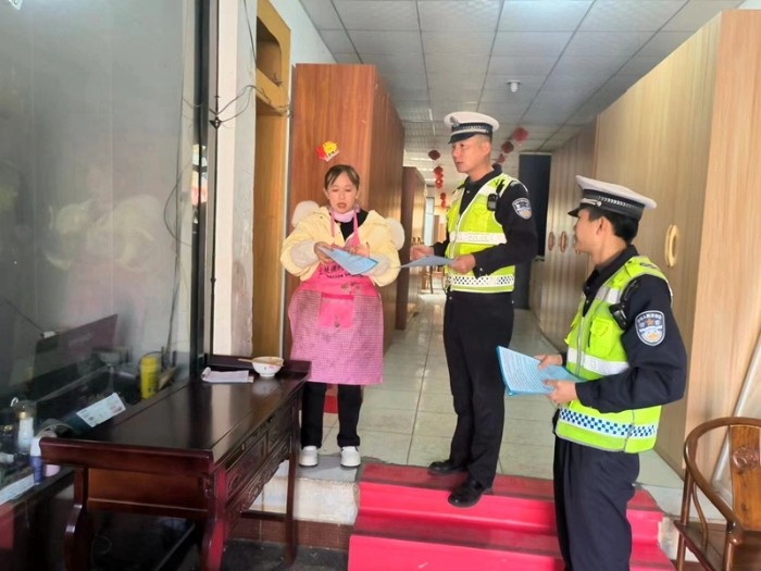富平交警深入沿街商铺开展交通安全宣传。