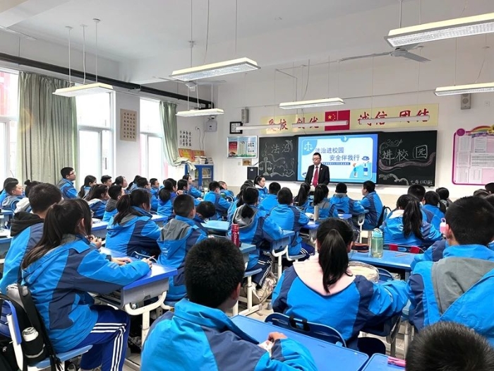 临渭区人民法院与渭南初级中学开展“法治进校园 安全伴我行 ”普法宣传活动。