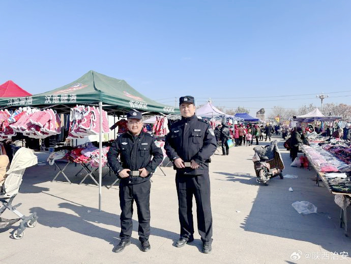 富平留古派出所坚持逢集见警，组织民警在集会开展巡逻工作.