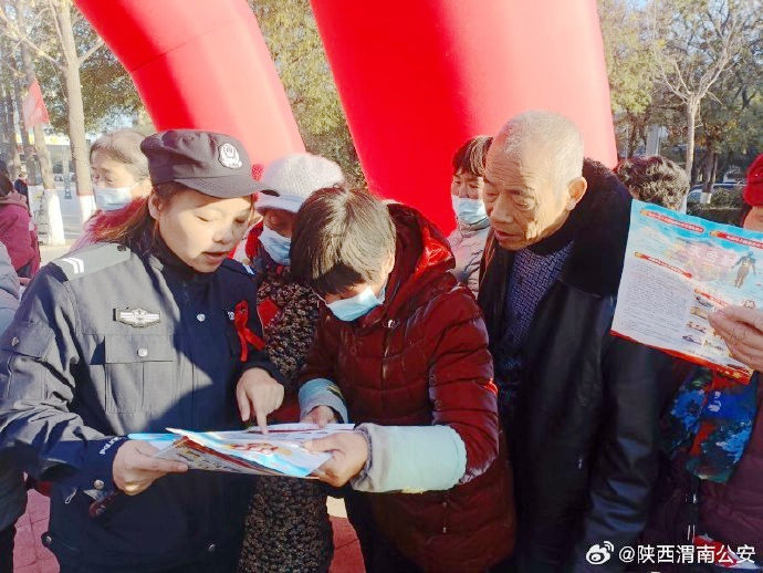 大荔公安禁毒大队联合县卫健局开展“禁毒防艾 珍爱生命”宣传活动。