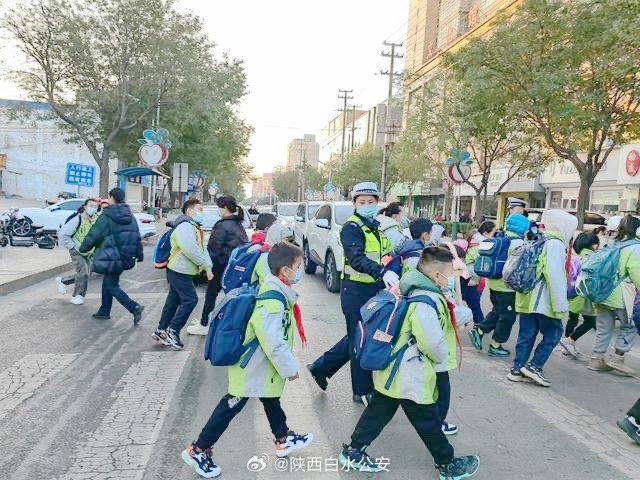 白水交警紧盯学生上下学重点时段，切实保障道路交通秩序安全。