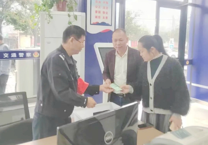蒲城交警用心打造和谐警民关系.