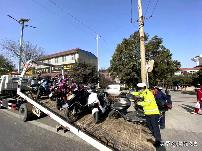 华州公安交警“整治+宣传” 推进“一盔一带”安全守护行动。