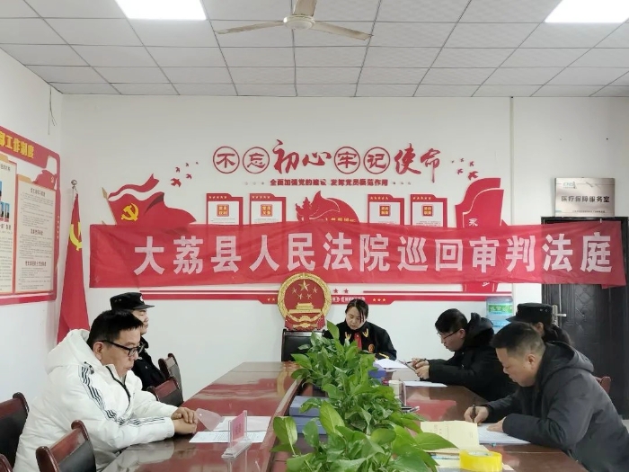 大荔法院冯村法庭将审判庭搬到了埝桥镇阿河村，巡回审理一起民间借贷纠纷案。