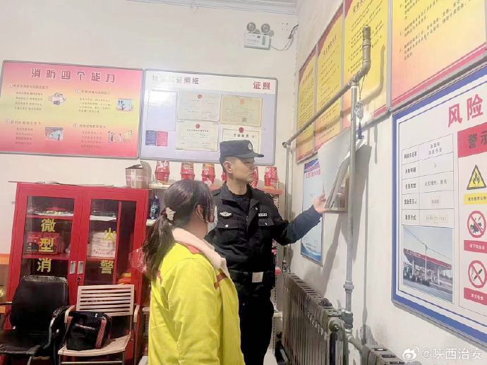 合阳同家庄派出所组织民警对辖区加油站，沿街店铺开展专项清查整治并进行治安巡逻.