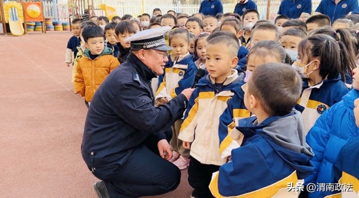 韩城公安交警开展“大手拉小手 安全伴我行”主题宣传活动.