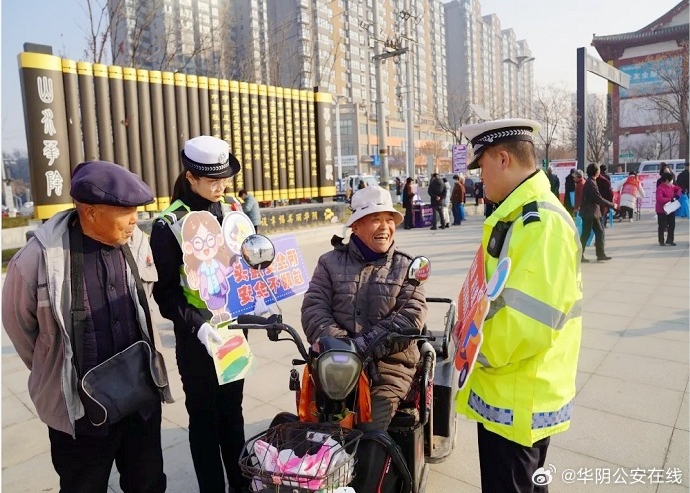 华阴公安交警深入辖区开展交通安全宣传。