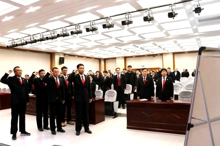 临渭法院举行新任审判员宪法宣誓仪式。