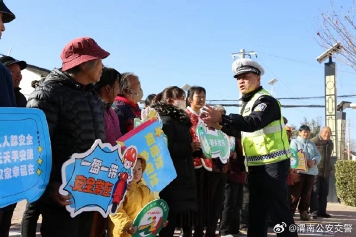 合阳公安交警交通安全进社区 。