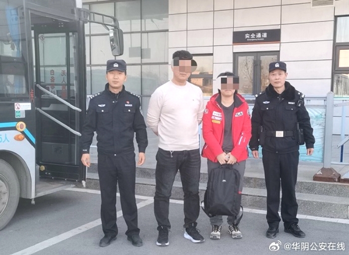 游客不慎丢失背包，民警半小时帮助寻回。
