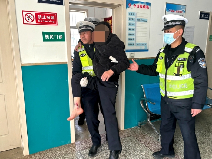三轮车侧翻男子脚受伤，白水公安交警紧急暖心护送救治。