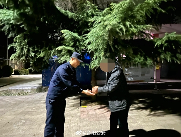 合阳民警在开展入户宣传走访时，收到辖区群众主动上缴的子弹7发。