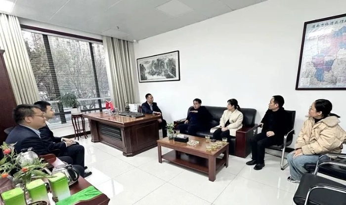 临渭法院前往中国邮政储蓄银行股份有限公司渭南市临渭区支行走访调研。