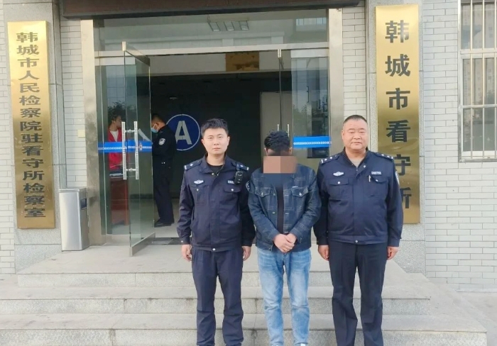 韩城公安民警抓获一名网逃人员.