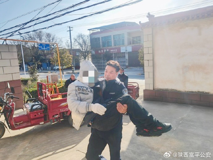 富平民警化身“专车司机”接送为行动不便群众办证。