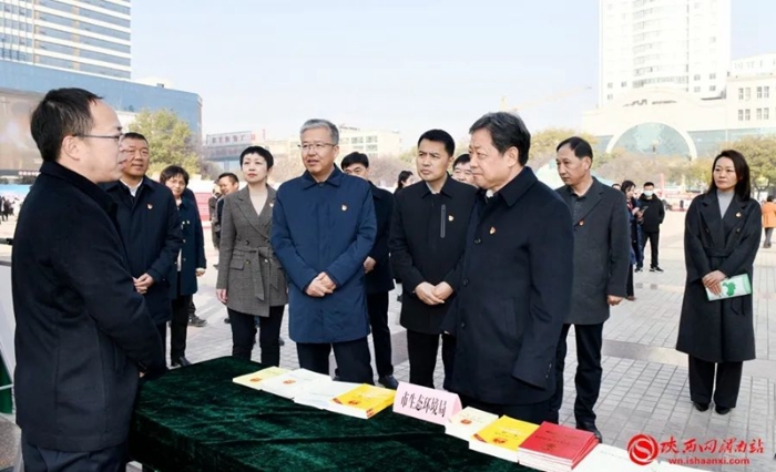 12月4日，渭南市2023年“12·4”国家宪法日集中宣传活动在市中心广场举行。市委书记、市委全面依法治市委员会主任樊维斌，市长、市委全面依法治市委员会副主任陈晓勇，市级领导刘凯、田瑞、韦红革、魏重光、王志斌等在活动现场查看宣传资料。记者 许艾学 摄