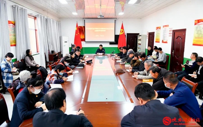 市委常委、政法委书记刘凯在白水县城关街道南桥矿社区讲授主题教育专题党课。记者 许艾学 摄