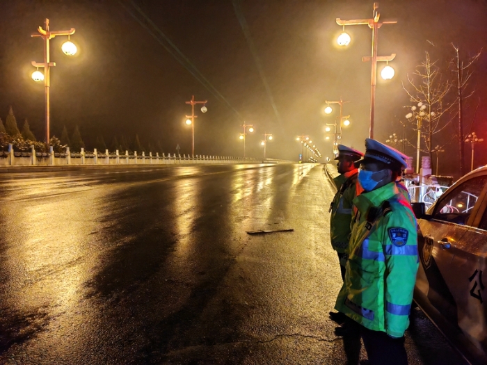 大荔公安交警雨雪天气上路保畅通。
