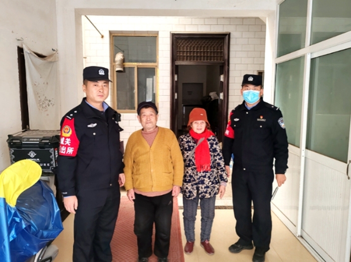 华阴公安城关派出所帮助迷路老人平安回家。