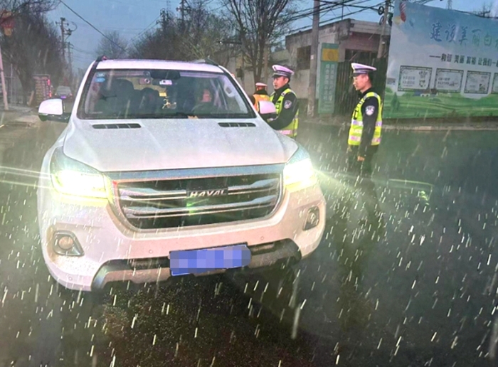 白水公安交警以雨雪为令、积极应对，全力以赴迎战恶劣天气。