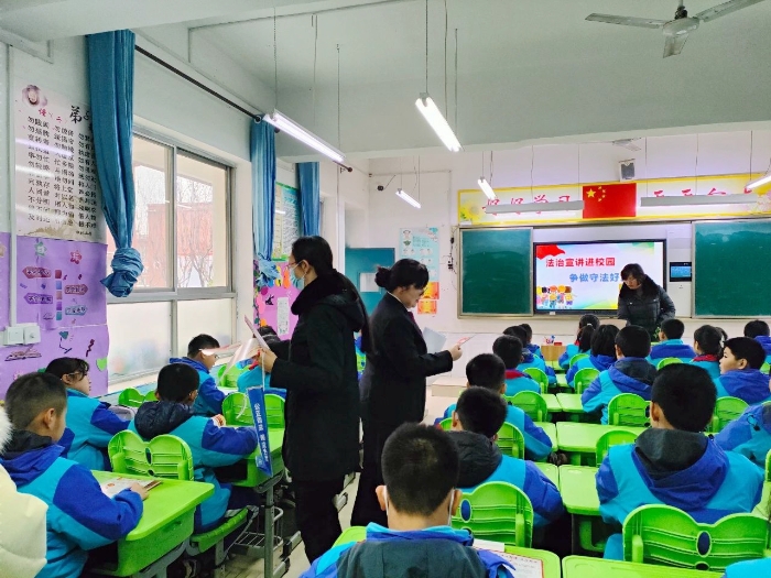 富平法院进学校为全校师生上法治教育课。