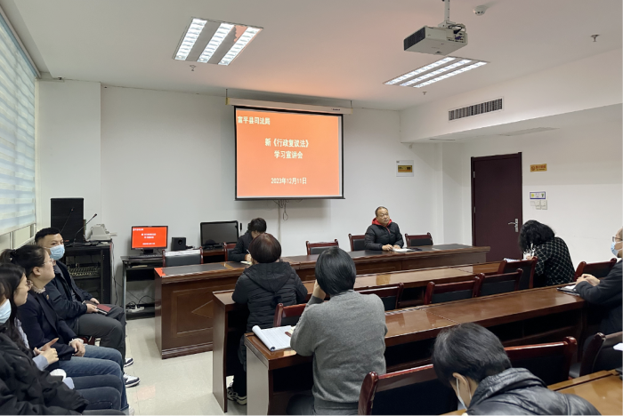 富平县司法局开展新《行政复议法》宣讲活动。