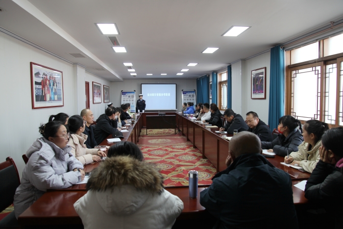 大荔交警深入大荔县剧团开展交通安全宣传，以及车驾管业务12123APP推广活动。